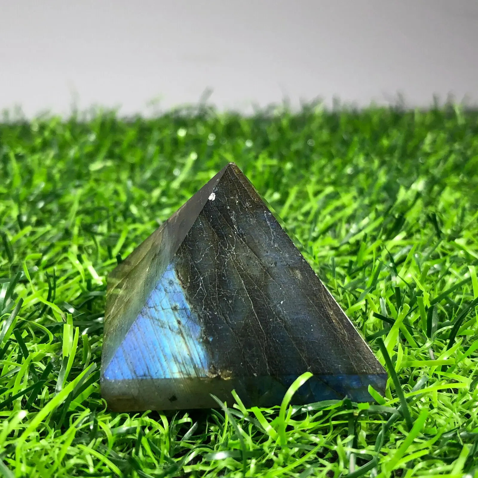 Piękna ras skalenie klejnot piramida z Reiki uzdrawianie czakry równoważenia kryształów