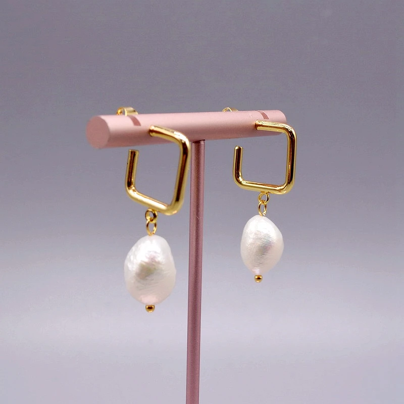 Kolczyki w stylu barokowym. Naturalny biały barokowy perły. Kwadratowe złote kolczyki. Ubezpieczeniowa klamra. Damskie kolczyki