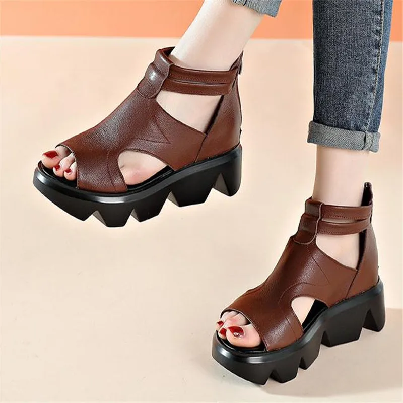 Letnia moda sandały skóra naturalna miękka podeszwa wygodne open toe kliny dominująca buty płaskie sandały